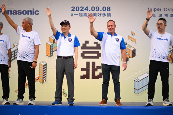 活动邀请国际警察首长协会（IACP）会长Wade Carpenter来臺，也与80余位波丽士、特奥运动员及其家人，齐聚总统府参加火炬跑。(警政署提供)