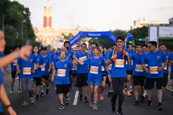 特殊奥运执法人员火炬跑是由执法人员持着象徵自由、传承的奥运火炬，与特殊奥运运动员肩并肩跑步，传递公益与特奥精神。(警政署提供)