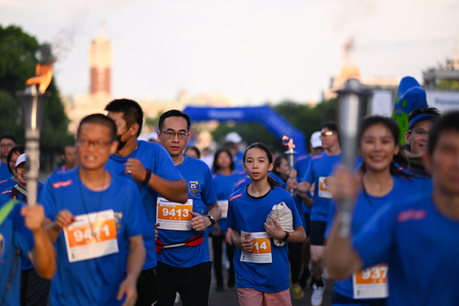 特殊奥运执法人员火炬跑是由执法人员持着象徵自由、传承的奥运火炬，与特殊奥运运动员肩并肩跑步，传递公益与特奥精神。(警政署提供)