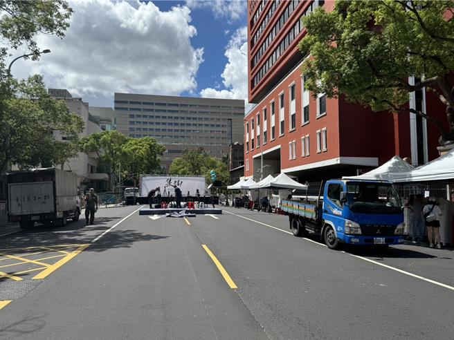 民眾党预计晚间举办街头开讲声援柯文哲，中午已在群贤楼外搭建舞台。（翻摄画面）