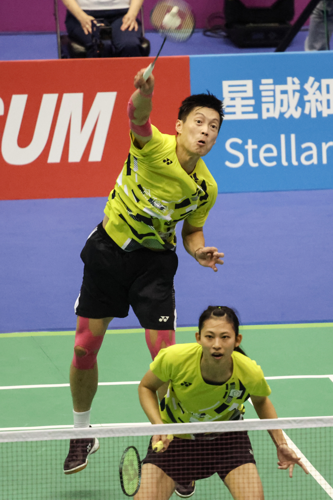 杨博轩（后）在后排跃起扣杀。（邓博仁摄）