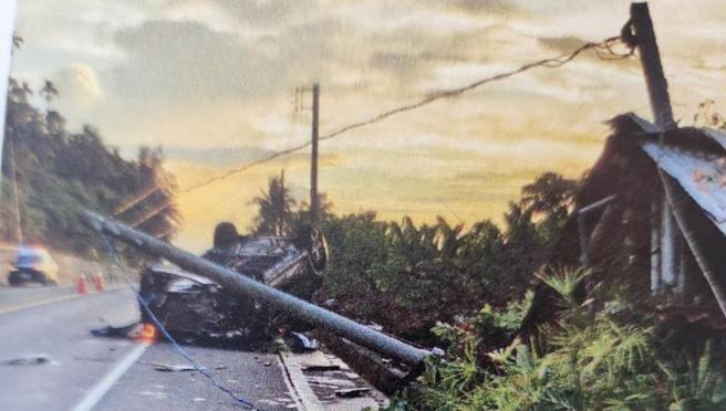 謝姓女子酒駕自撞台11線路旁電線桿，車輛四輪朝天，電線桿傾倒險壓車。（成功警察分局提供／蕭嘉蕙台東傳真）