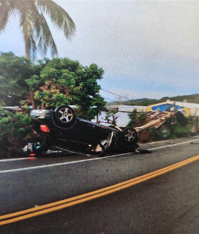 謝姓女子酒駕自撞電線桿，僅造成車損，人安然無恙，警方依法帶返所偵辦。（成功警察分局提供／蕭嘉蕙台東傳真）
