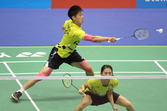 杨博轩（后）、胡绫芳在2024台北羽球公开赛获得亚军。（邓博仁摄）