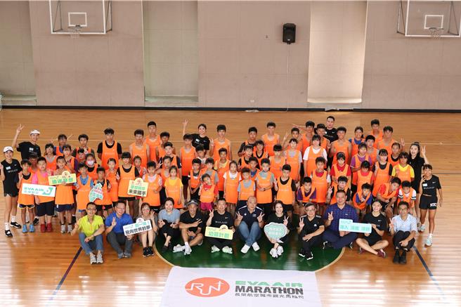 长荣航空邀请2024年巴黎奥运女子拳击铜牌选手吴诗仪，将拳击与跑步结合设计为训练课程，并与学生分享成为选手的心路歷程。（长荣航空提供／蔡明亘台北传真）