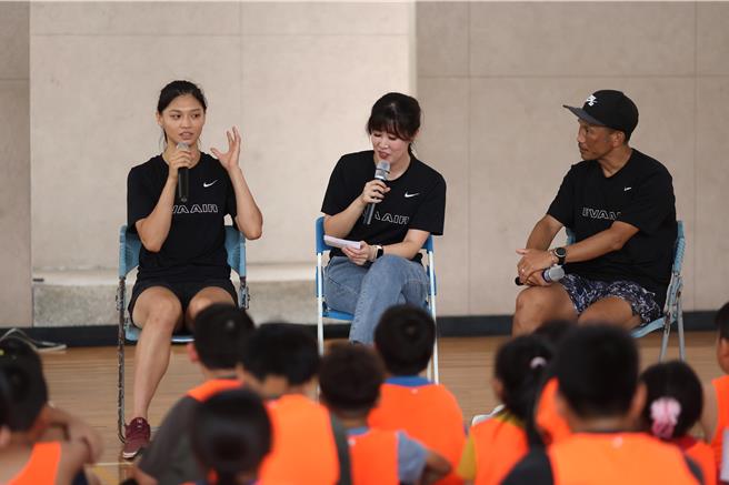 长荣航空邀请2024年巴黎奥运女子拳击铜牌选手吴诗仪，将拳击与跑步结合设计为训练课程，并与学生分享成为选手的心路歷程。（长荣航空提供／蔡明亘台北传真）