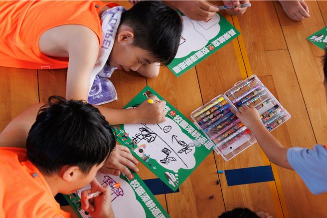 2024年「长荣航空幼苗计画-校园深耕巡迴」以「跑一场，飞向世界的梦」为主题，邀请参与学生许下对未来的期望。（长荣航空提供／蔡明亘台北传真）