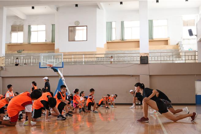 今年将马公国中、文澳国小、七美国中、吉贝国小及澎湖家扶基金会逾百名学生分为不同小组，并由小队辅分别指导。（长荣航空提供／蔡明亘台北传真）