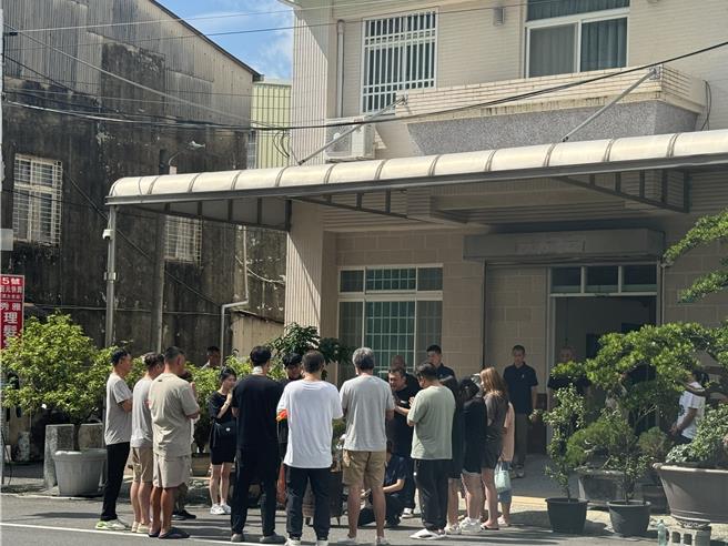 吴健保住家有许多亲友前来慰问关心。（曹婷婷摄）