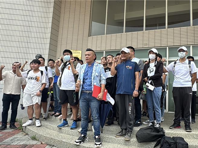 民眾党主席柯文哲被控涉入京华城弊案遭声押，民眾党台中市党部发起集结令，8日召集16台游览车北上声援柯文哲，近百位支持者在大里十九甲健康公园集合上车，行前高喊「捍卫清白、阿北加油」。（潘虹恩摄）