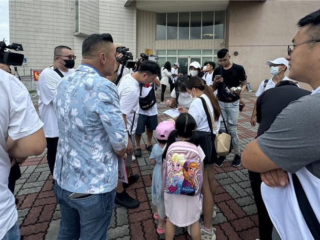 民眾党主席柯文哲被控涉入京华城弊案遭声押，民眾党台中市党部发起集结令，8日召集16台游览车北上声援柯文哲，近百位支持者在大里十九甲健康公园集合，年龄层自高中生跨到70岁阿伯都有，还有支持者携家带眷前往。（潘虹恩摄）