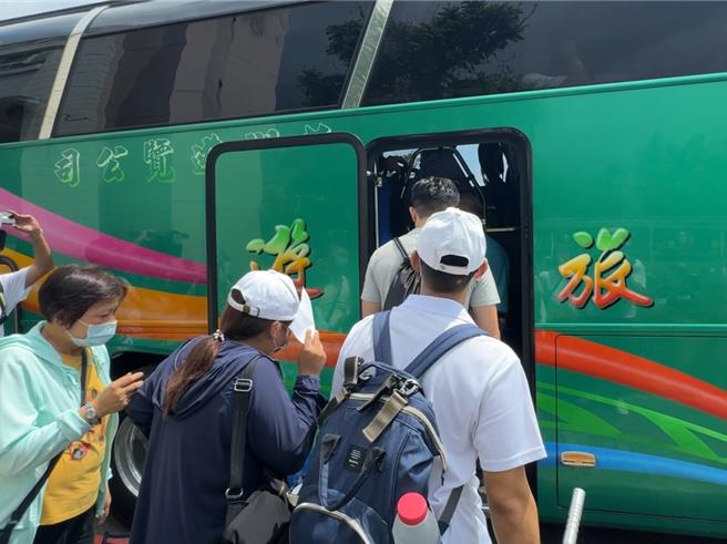 民眾党主席柯文哲被控涉入京华城弊案遭声押，民眾党台中市党部发起集结令，8日召集16台游览车北上声援柯文哲，近百位支持者在大里十九甲健康公园集合上车。（潘虹恩摄）