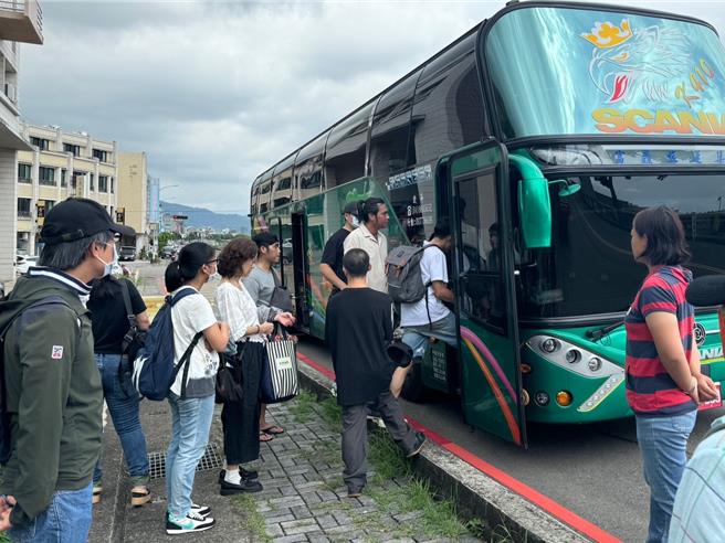 民眾党主席柯文哲被控涉入京华城弊案遭声押，民眾党台中市党部发起集结令，8日召集16台游览车北上声援柯文哲，近百位支持者在大里十九甲健康公园集合上车。（潘虹恩摄）