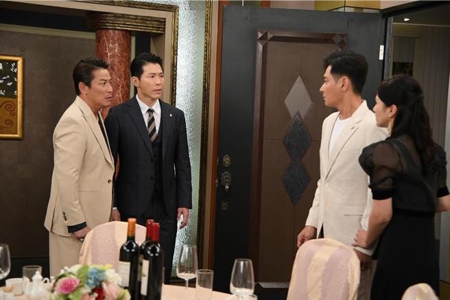 陳冠霖（右二）劇中對黃少祺、江宏恩兩個昔日兄弟展開報仇。（三立提供）