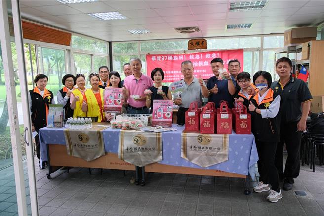 台中市義勇警察大隊北區中隊與華梵禮儀公司7日在北區中正公園辦理捐血活動。（中市警二分局提供／馮惠宜台中傳真）