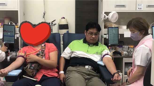 台中市義勇警察大隊北區中隊與華梵禮儀公司7日在北區中正公園辦理捐血活動。（中市警二分局提供／馮惠宜台中傳真）