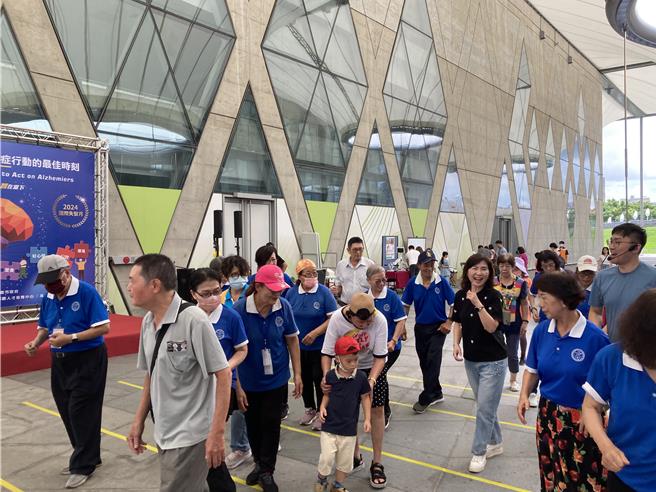 高齡長照中心程紋貞主任、愛迪樂治療所鍾孟修職能治療師與現場民眾一起智勇雙全帶動跳。（翻攝照片／洪靖宜高雄傳真）