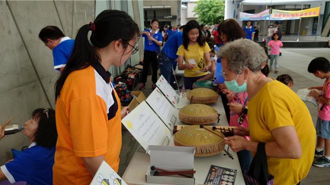  高齡長照中心樂大長輩教導現場民眾「忘憂時光空靈鼓」（翻攝照片／洪靖宜高雄傳真）