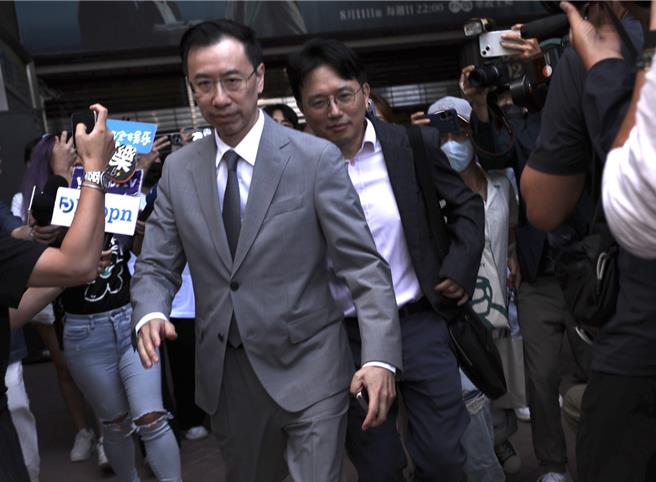 江坤俊（右）8日露面躲避媒體提問。（陳俊吉攝）