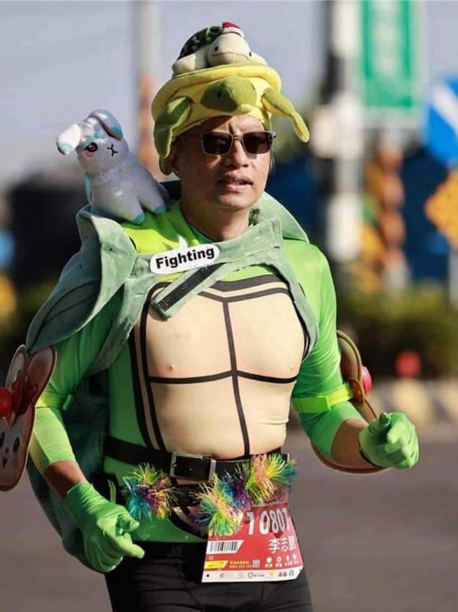 万丹红豆公益马拉松最吸睛的变装造型，有选手装扮成忍者龟。（万丹红豆公益马拉松主办单位提供／罗琦文屏东传真）