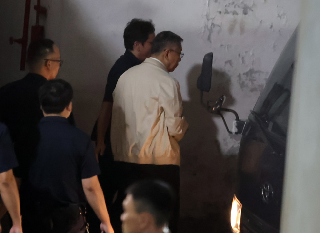 图为5日晚间柯文哲（白衣者）被裁定羁押后，在法警陪同下走上囚车。（中时资料照，姚志平摄）