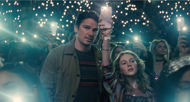 喬許哈奈特在《圈套》中飾演帥爸殺人魔。（CATCHPLAY＋提供）