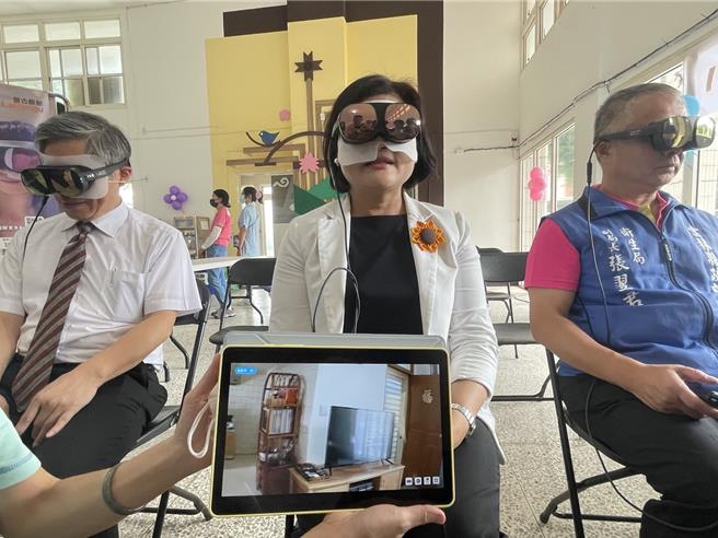 雲林縣長張麗善頭戴VR感受失智者看到的世界。（周麗蘭攝）