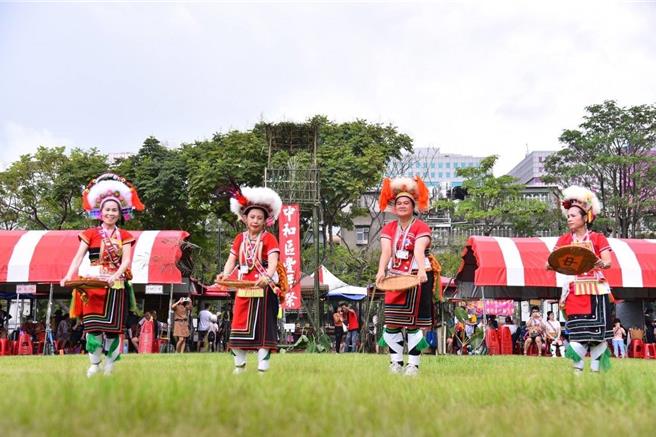 中和区公所今（8）日于锦和运动公园垒球场举行「原住民族岁时祭仪」。（中和区公所提供）