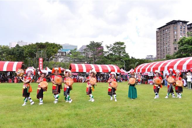 原民朋友们以歌声、舞蹈的方式表达，感谢上天让族人这一年生活丰足快乐，并祈福新的一年能顺遂得到眷顾。（中和区公所提供）