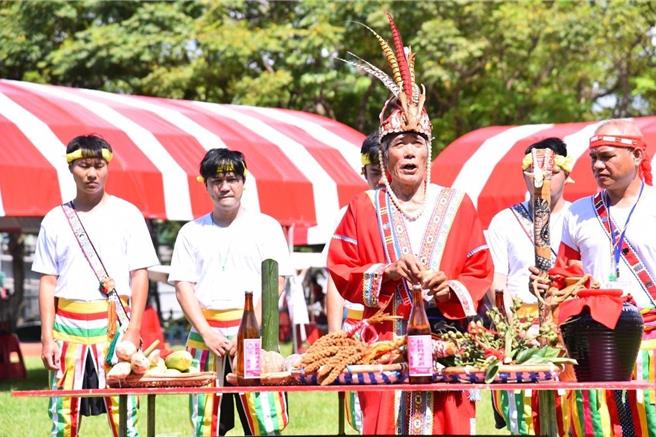 原民朋友们以歌声、舞蹈的方式表达，感谢上天让族人这一年生活丰足快乐。（中和区公所提供）