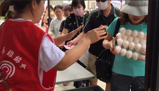 彰化禽品节活动，国产鸡1只350元，水洗鸡蛋4盒100元限量促销活动买气旺，吸引民眾大排长龙。（彰县府提供／叶静美彰化传真）