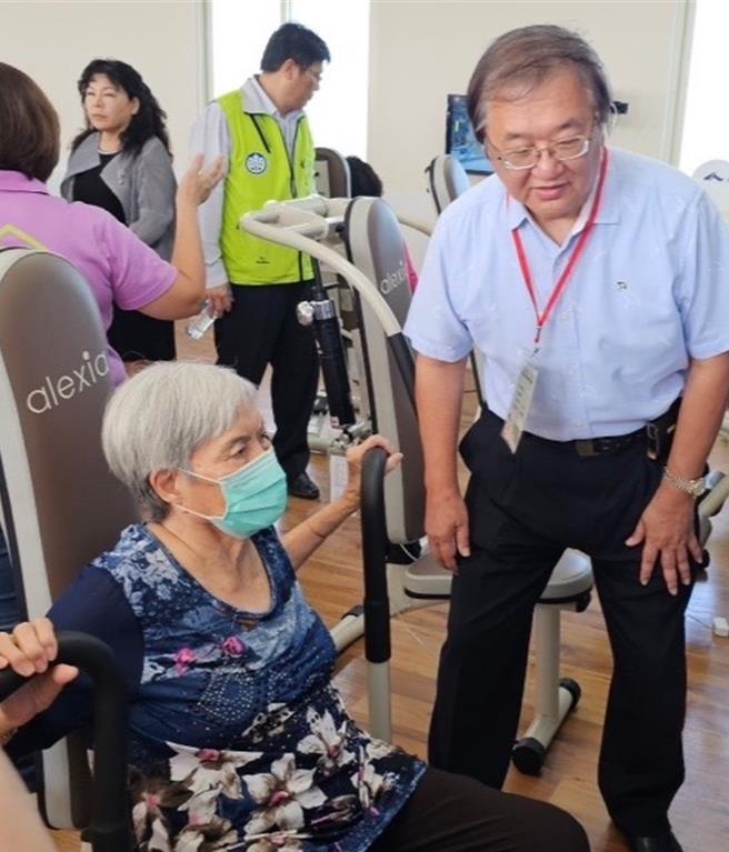 全国80位卫社政首长一连2天齐聚澎湖交流观摩。图为卫福部长邱泰源观摩废校改制的「菓叶健康园区」内的「AI银髮健身动」。（澎湖县政府提供／许逸民澎湖传真）