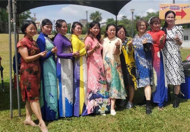 穿著國服的越南新住民姊妹。（周麗蘭攝）