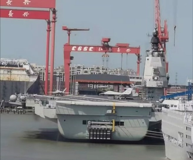 日前大陆社群媒体曾流出福建舰舰岛桅杆顏色变黑的照片。（图／取自微博）
