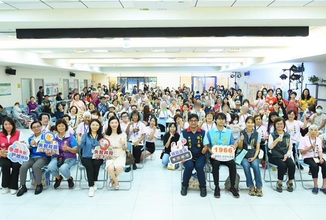 桃园市携手7家失智共同照护中心及32家失智照护服务据点失智长辈，进行身体律动之太鼓表演及益智之拉密与跳棋活动。（桃园市卫生局提供）