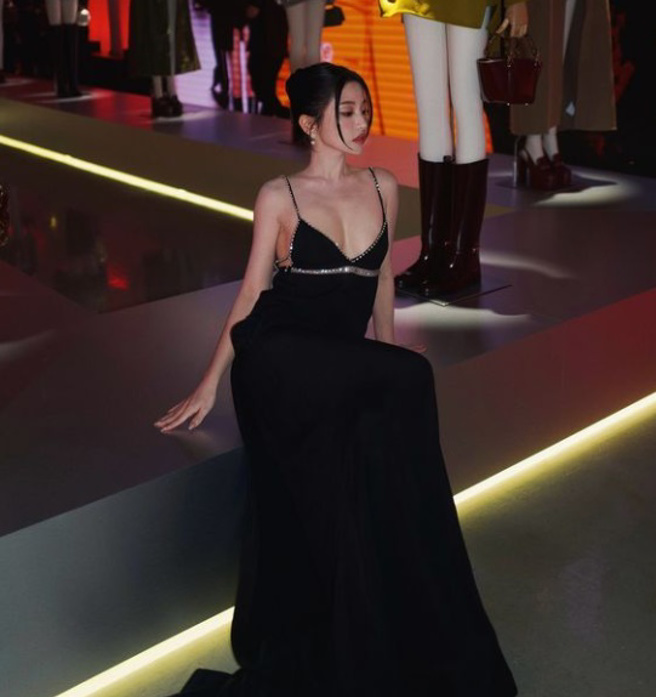 蔡瑞雪深V剪裁礼服露出傲人曲线。（图／snowbabyq  IG）