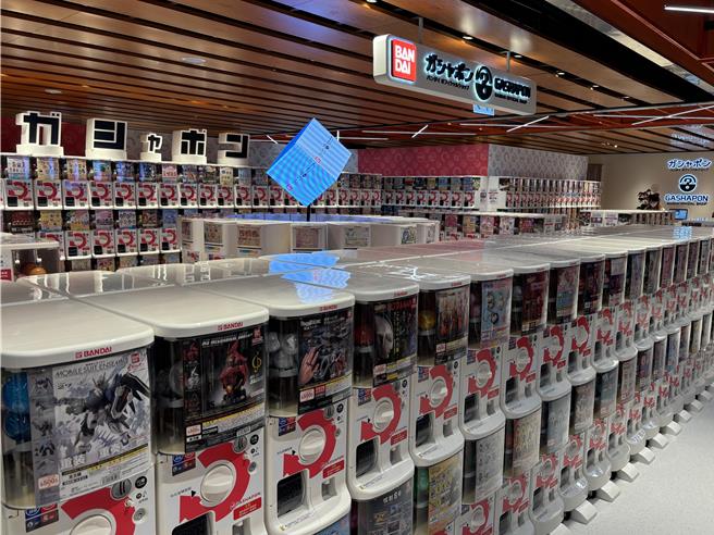 万代扭蛋全台首发店进驻位于桃园市艺文特区的桃知道商场，现场共有约700台扭蛋机。（姜霏摄）