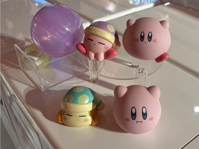 万代首发店最受关注的商品就是9公分的卡比之星扭蛋，也是万代最新推出的扭蛋商品。（姜霏摄）
