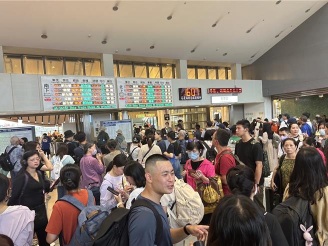 台9线苏花路廊崇德段今天因大雨多处发生土石流，造成铁公路中断，花莲火车站下午涌现大批换票人潮。（罗亦晽摄）