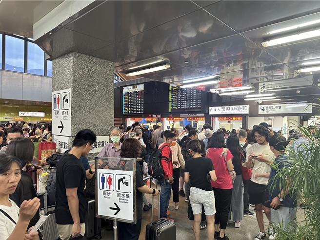 台9线苏花路廊崇德段今天因大雨多处发生土石流，造成铁公路中断，花莲火车站下午涌现大批换票人潮。（罗亦晽摄）