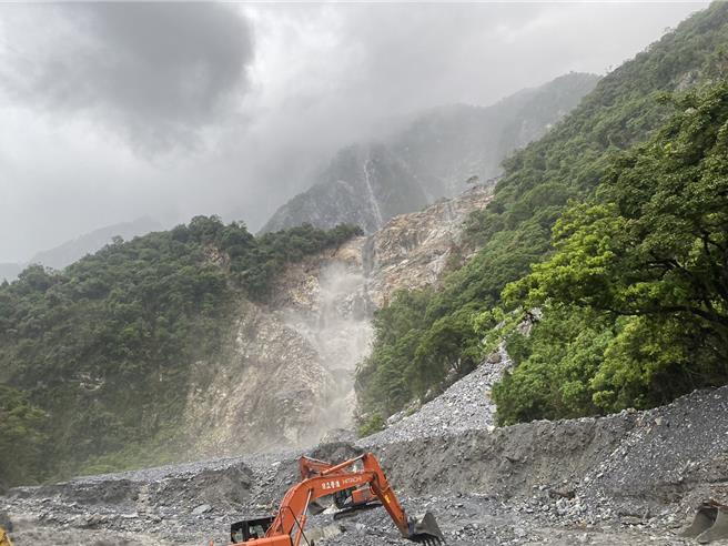 台9线苏花路廊崇德段今天因大雨多处发生土石流，造成铁公路中断，公路局已派遣机具挺入抢修。（花莲县消防局提供／罗亦晽花莲传真）