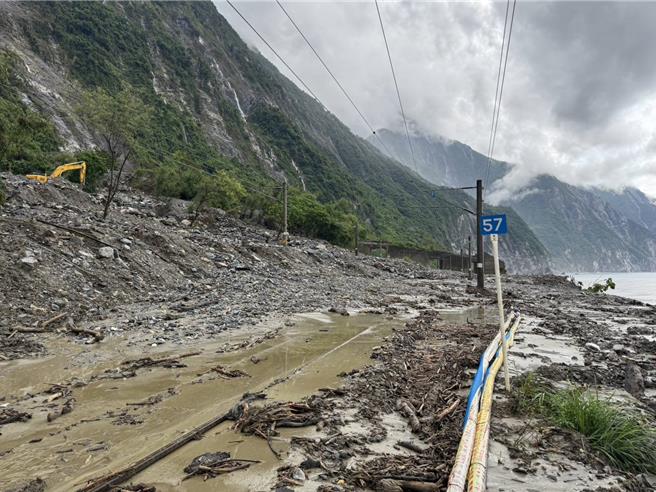 台9线苏花路廊崇德段今天因大雨多处发生土石流，泥流更溢流进台铁崇德至和仁间东正线K56＋950，造成铁公路中断。（民眾提供／罗亦晽花莲传真）