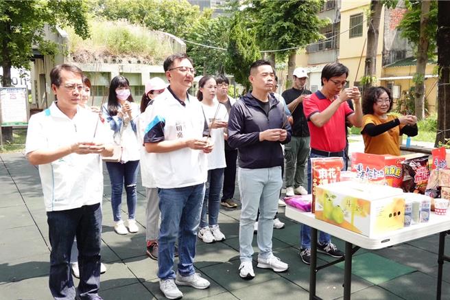 溪湖镇4座公园的游戏场域将进行封闭改造，镇长何炳桦（右3）日前与行政团队，遵循民间习俗，于动工前虔诚焚香祝祷，祈求工程圆满顺利。（溪湖镇公所提供／叶静美彰化传真）