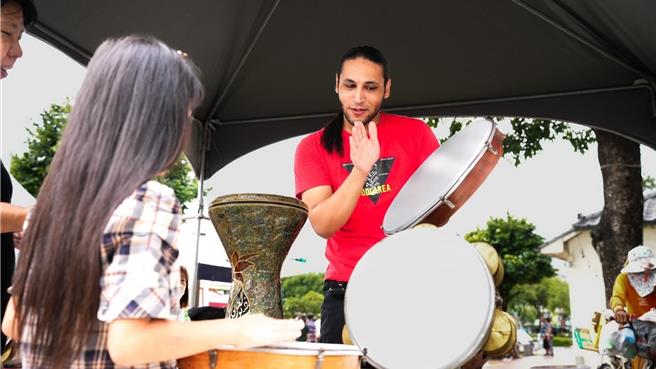 屏東新住民創意市集，民眾體驗中東樂器。（屏東縣政府提供／羅琦文屏東傳真）