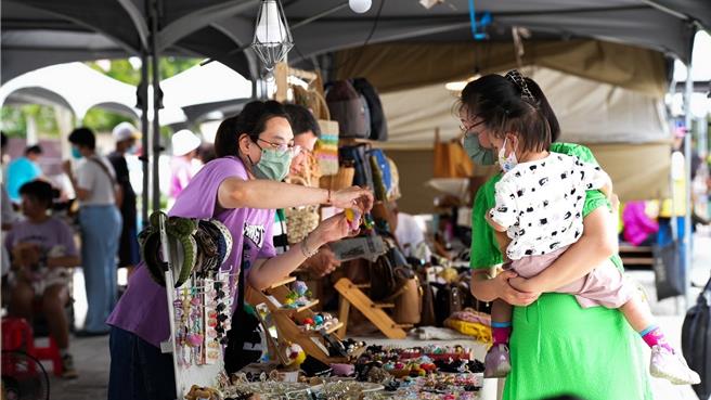 屏東新住民創意市集，新住民介紹自己的手作產品，民眾開心逛市集。（屏東縣政府提供／羅琦文屏東傳真）