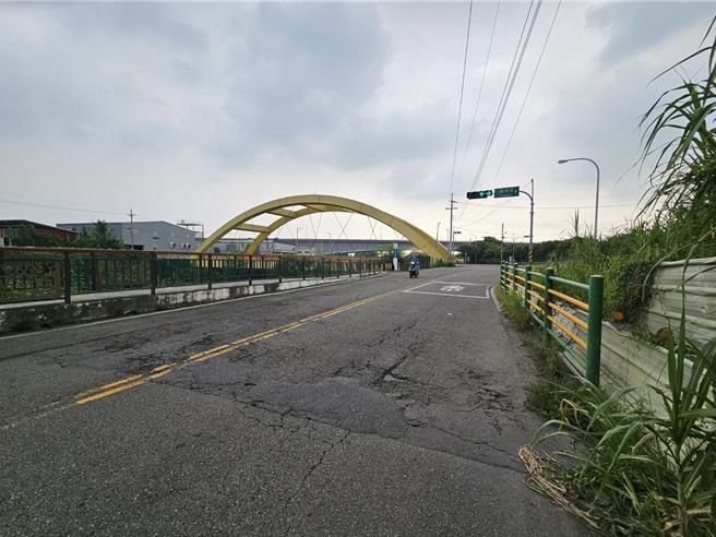 台中市雾峰区乾溪东路是台3线替代道路，民眾使用率高，因缺乏维护出现路面龟裂、凹陷，雨季时容易积水，经台中市议员张芬郁会勘研议改善措施，并由立委何欣纯争取中央合计800万预算补助，力拚年底前动工。（张芬郁提供／潘虹恩台中传真）