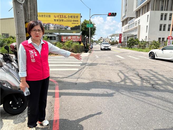 台中市雾峰区福新路邻近亚大医院，是在地民眾就医要道，却因缺乏维护出现路面龟裂、凹陷，雨季时容易积水，经台中市议员张芬郁会勘研议改善措施，并由立委何欣纯争取中央合计800万预算补助，力拚年底前动工。（张芬郁提供／潘虹恩台中传真）