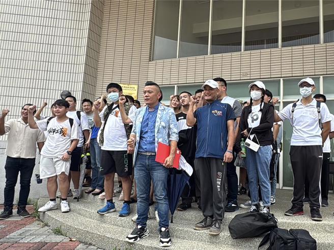 民眾党台中市党部发起集结令，8日召集16台游览车北上声援柯文哲，支持者行前高喊「捍卫清白、阿北加油」。图中为民眾党台中市党部主委、市议员江和树。（潘虹恩摄）