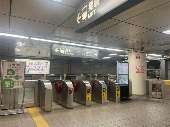 台北市警局捷警队原以搭乘捷运方式赶赴现场，但为顾及即时性，因此于部分捷运站放置机车。（刘彦宜摄）