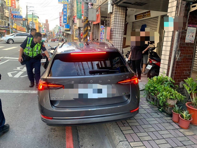 童男車輛沿路撞擊，最終被警方攔下，自稱身體不適釀禍。（翻攝畫面）